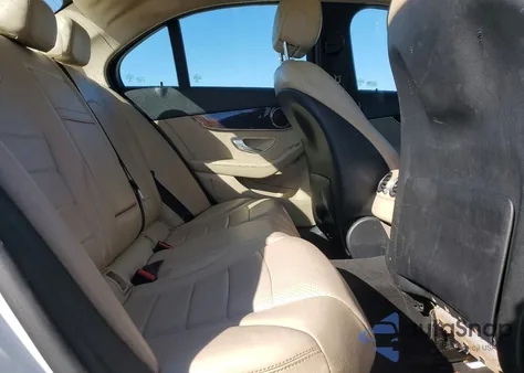 2017 Mercedes-Benz C 300 4Matic z USA, uszkodzony, nr VIN 55SWF4KB9HU198829